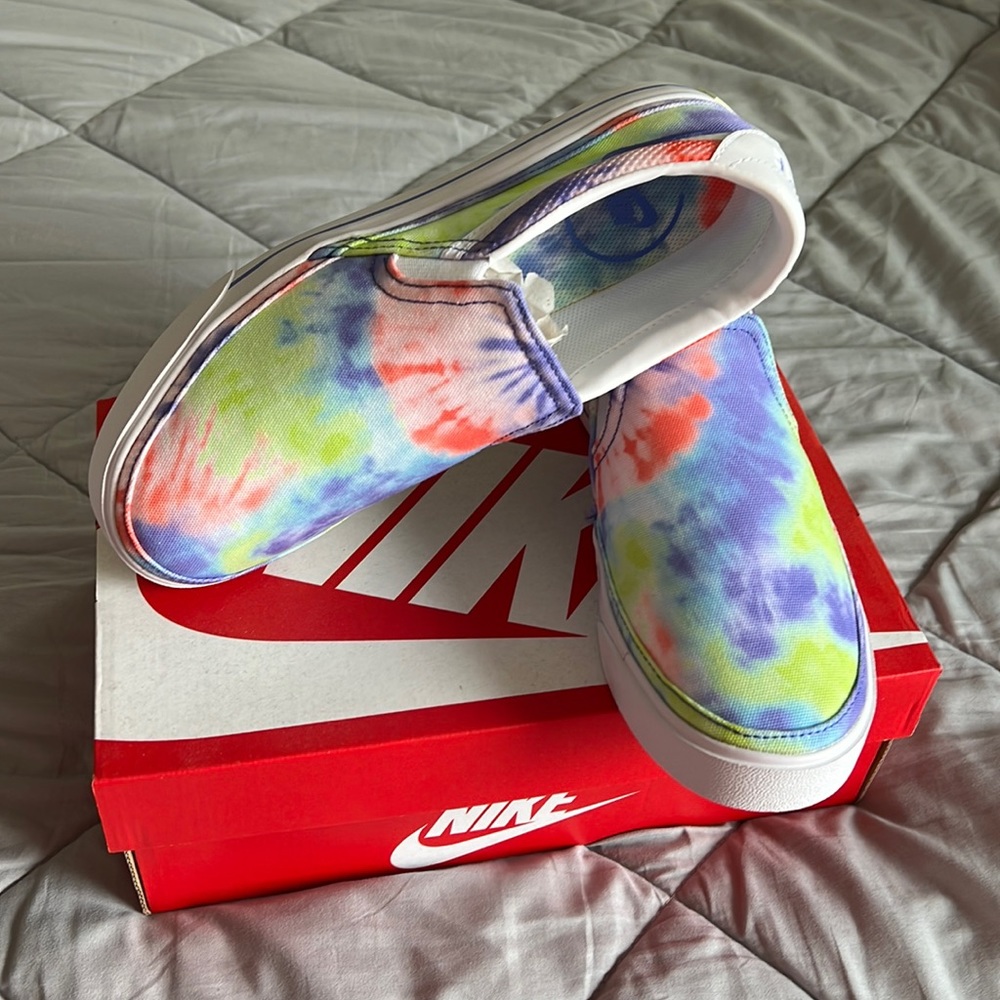 New w/ box tie dye Nike flats. Very cute. Narrow fit.